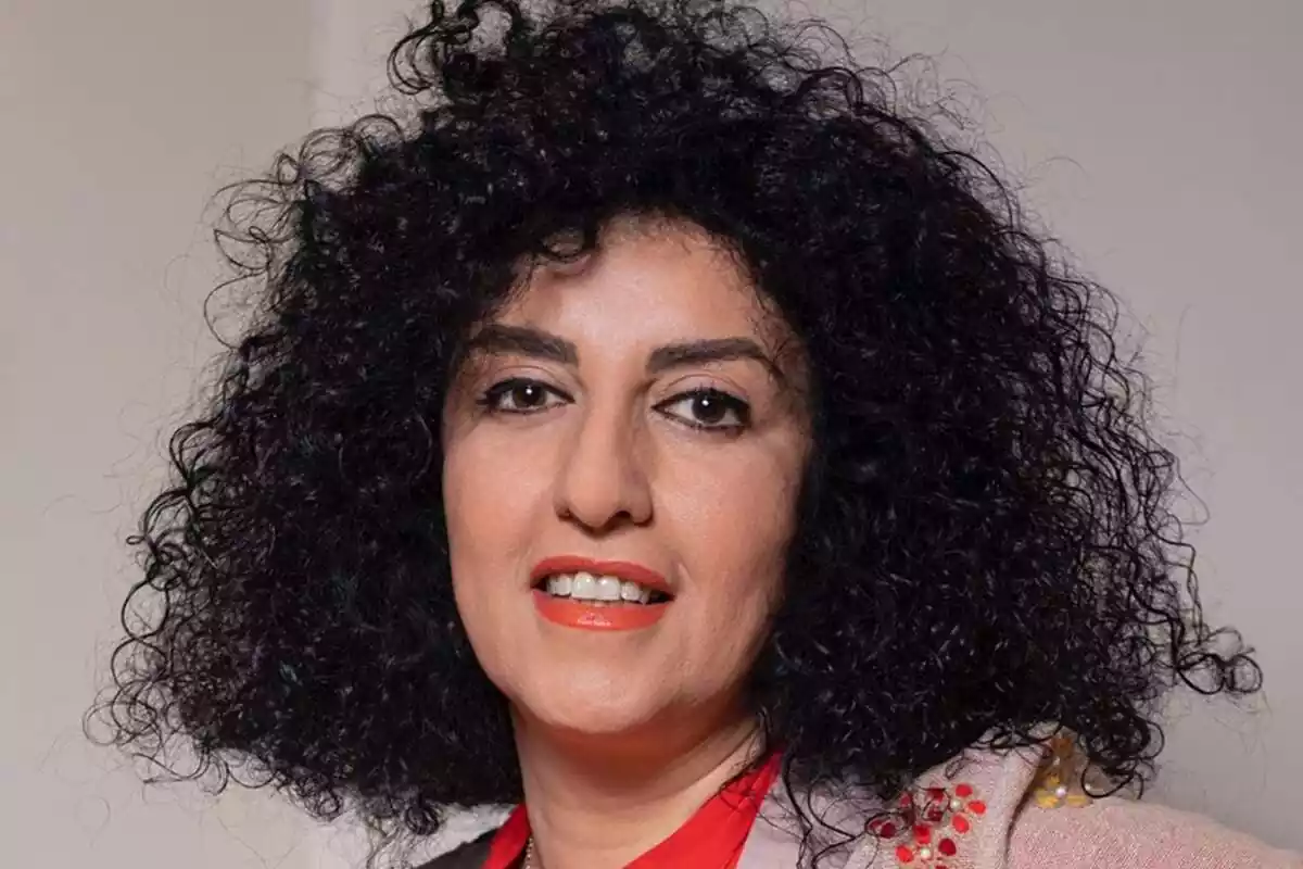 Primer pla de Narges Mohammadi mirant a càmera sense vel islàmic