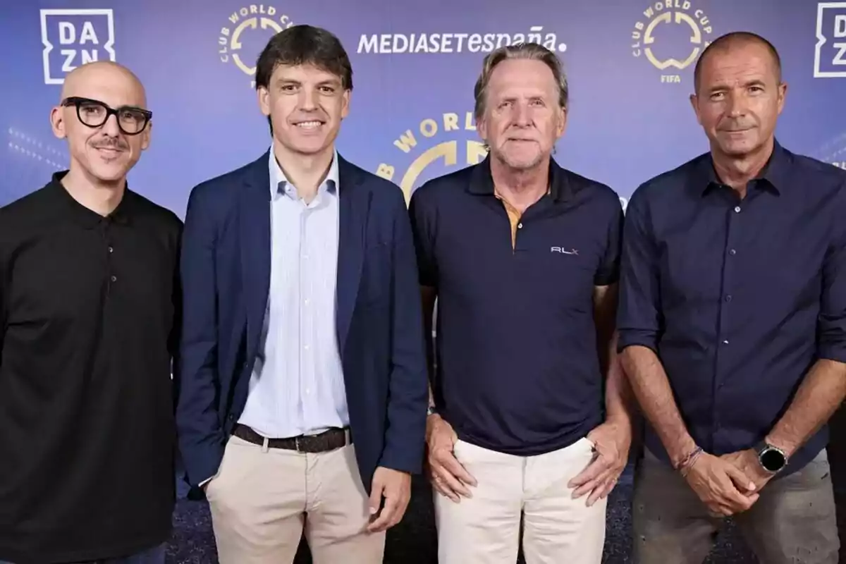 Raúl Jimeno 'Menottinto', Fernando Morientes, Bernd Schuster i Manu Carreño posen junts davant d’un fons blau amb logotips de DAZN i Mundial de Clubs.