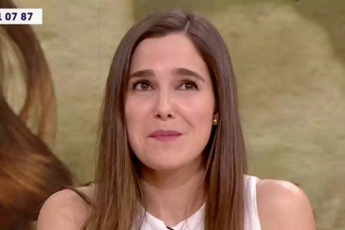 Natalia Sánchez amb cabell llarg i llis mirant cap amunt amb una expressió pensativa a 'Y ahora Sonsoles'.