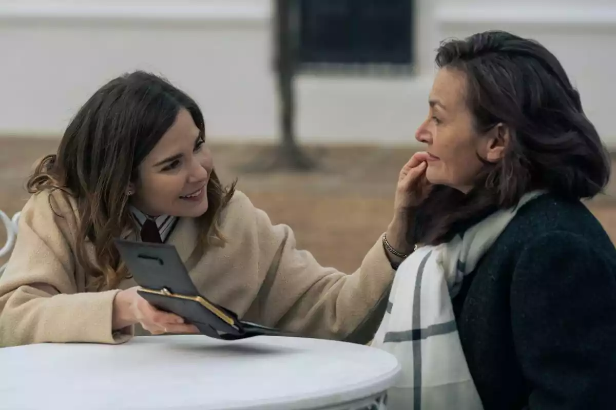 Fotografía de Natalia Sánchez sonriendo junto a una mujer en Sueños de Libertad