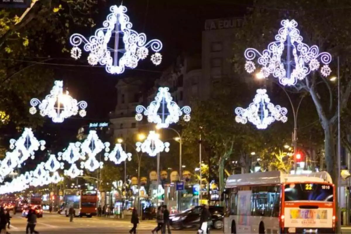 Imatge d'un carrer de Barcelona amb les llums de nadal