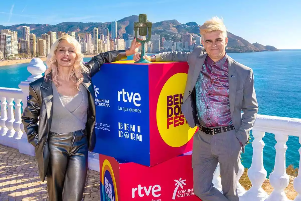 Fotografia de Nebulossa posant amb el micròfon de bronze com a guanyadors del Benidorm Fest