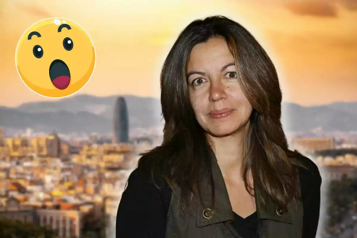 Una dona amb cabell castany fosc està davant d'un paisatge urbà cap al tard, amb un emoji sorprès a la cantonada superior esquerra.