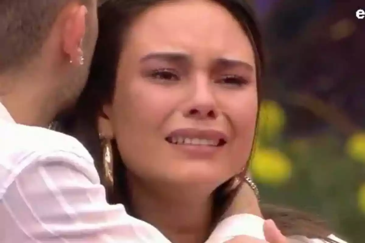 Nerea plorant mentre és consolada per Luis a la casa de Gran Hermano.