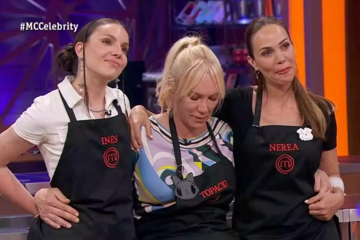 Nerea Garmendia, Inés Hernand i Topacio Fresh amb davantals de "MasterChef Celebrity" s'abracen en un set de cuina.