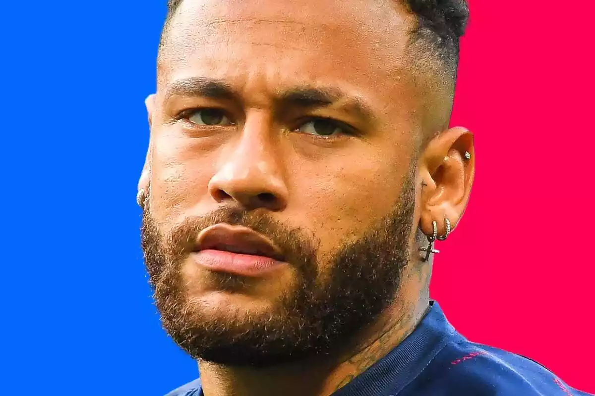 Neymar mirant al capdavant sobre un fons blau i vermell
