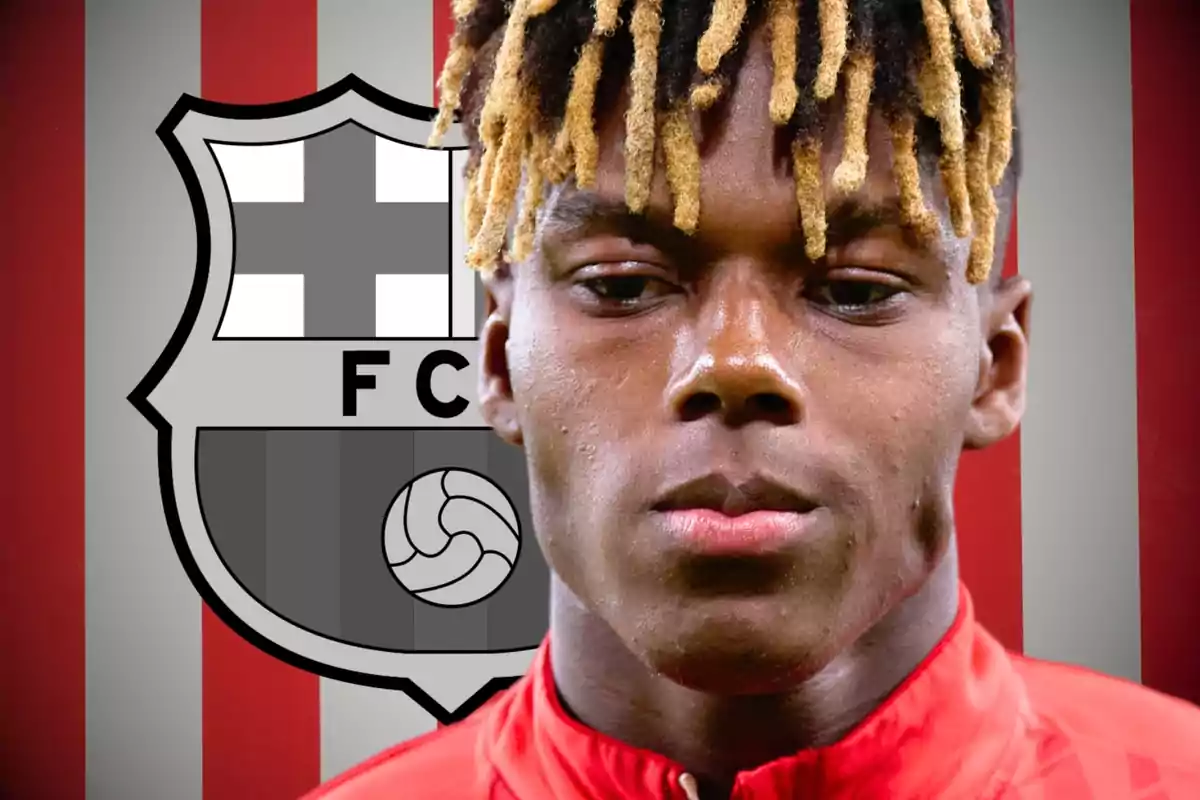 Un jugador de futbol amb els cabells rossos i negres apareix davant d'un escut d'un club esportiu.