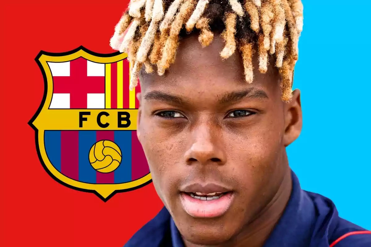 Un joven con cabello rubio y rastas frente al escudo del FC Barcelona.