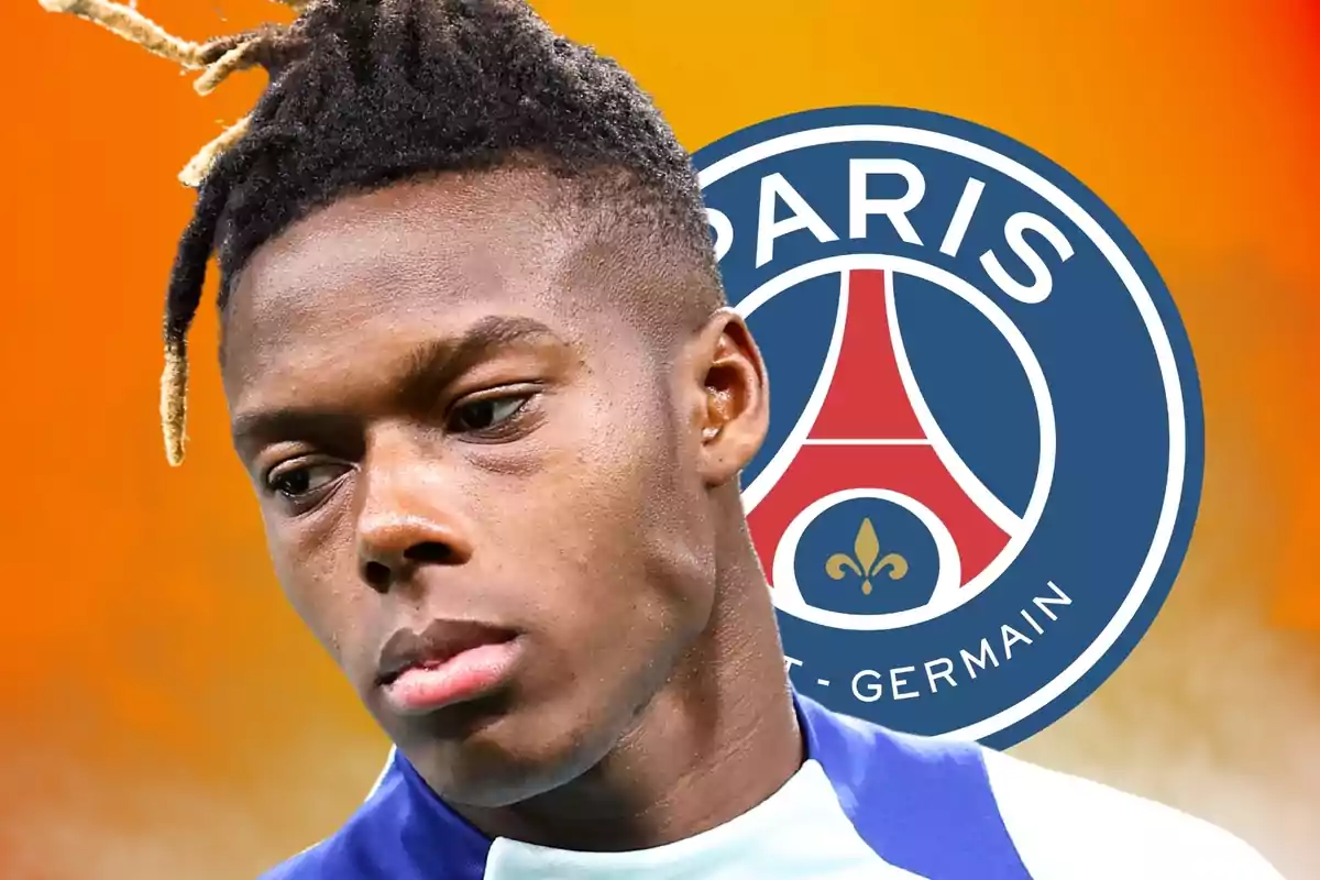 Futbolista amb expressió seriosa davant de l’escut del Paris Saint-Germain sobre un fons taronja