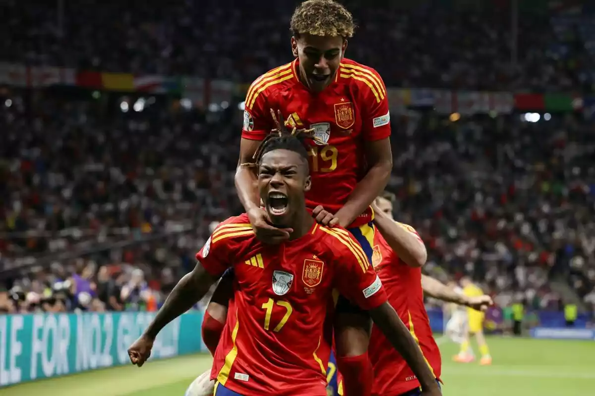 Jugadors de la selecció espanyola de futbol celebrant un gol a un estadi ple d'espectadors.