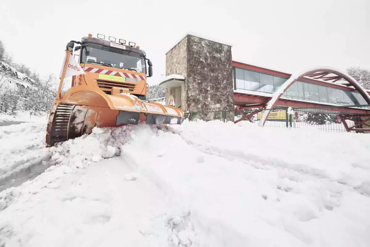 Una màquina llevaneu retira la neu d'una carretera