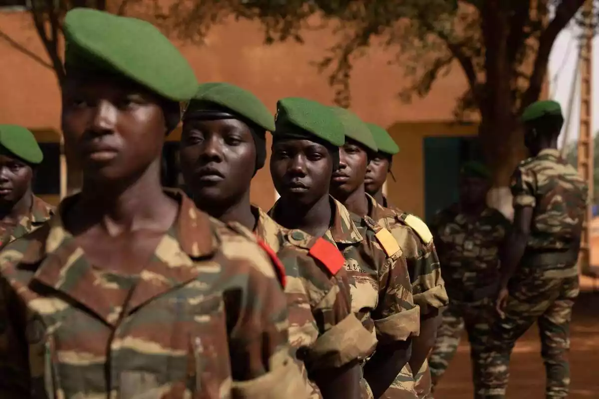 Pla mitjà de diverses militars del Níger en fila índia amb uniforme militar