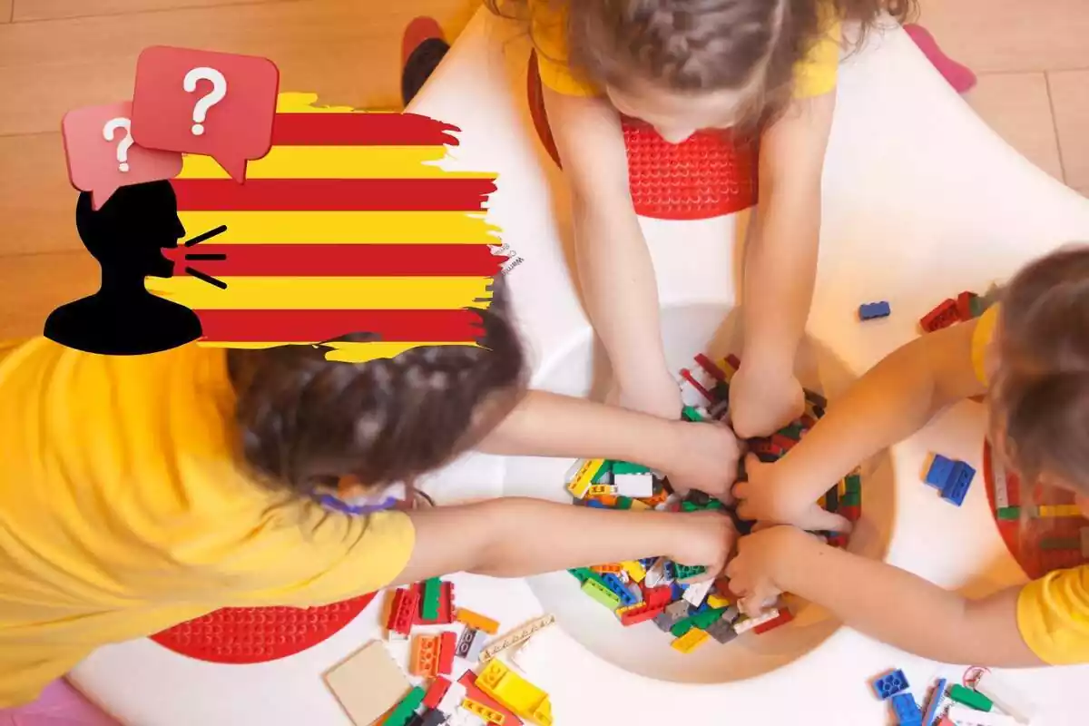 Plànol zenital d'uns nens jugant amb peces d'enganxar i, al costat, la bandera de Catalunya amb una persona parlant