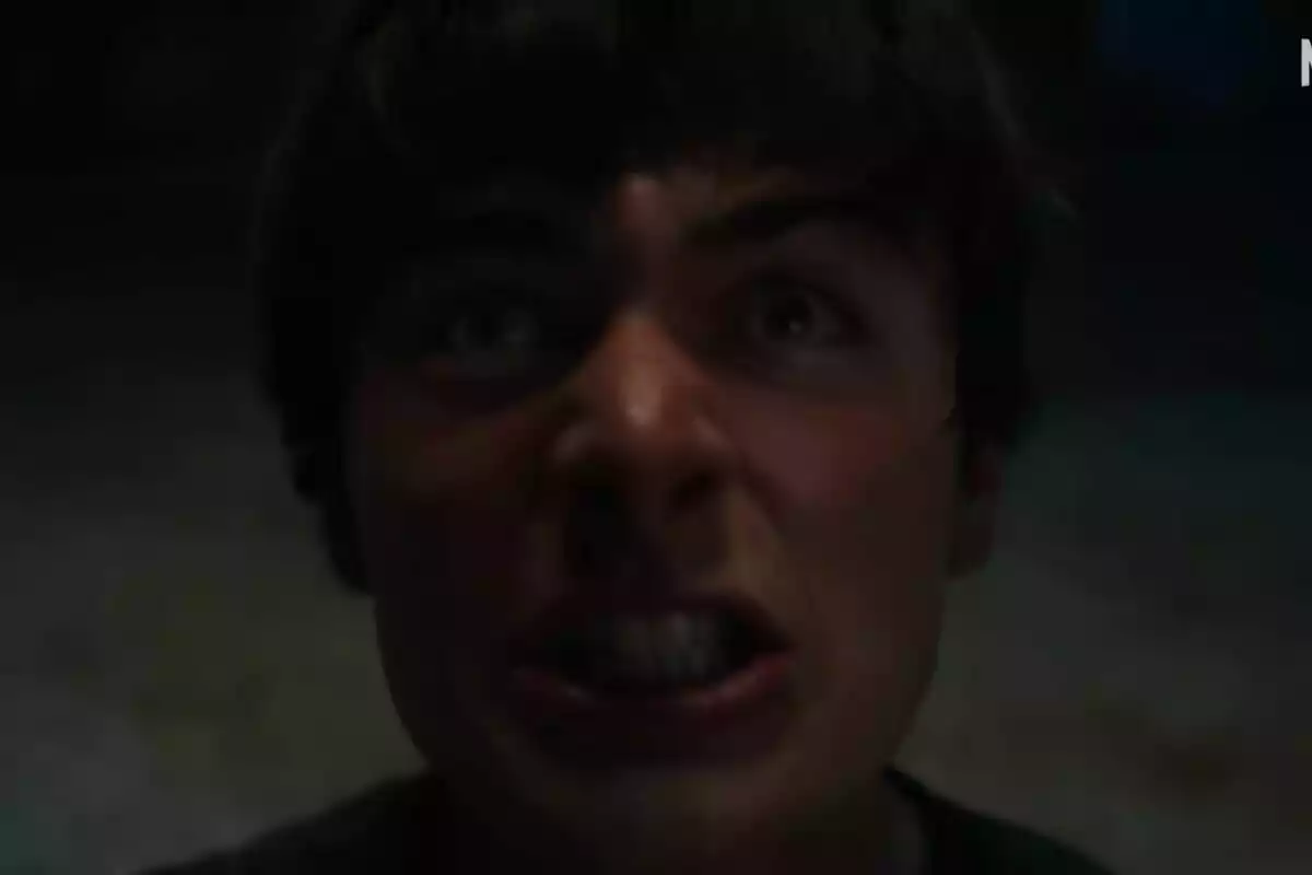 Primer pla de Noah Schnapp amb expressió d’enuig i tensió a la cara a Stranger Things