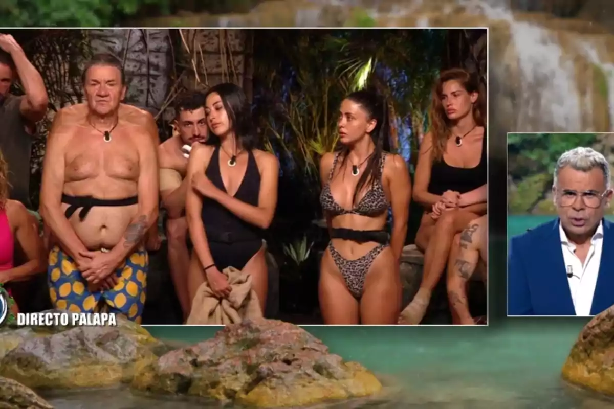 Un grup de persones en banyadors està reunit en un entorn tropical mentre un presentador apareix en un requadre a la dreta. Un grup de persones en banyadors està reunit en un entorn tropical mentre un presentador apareix en un requadre a la dreta.