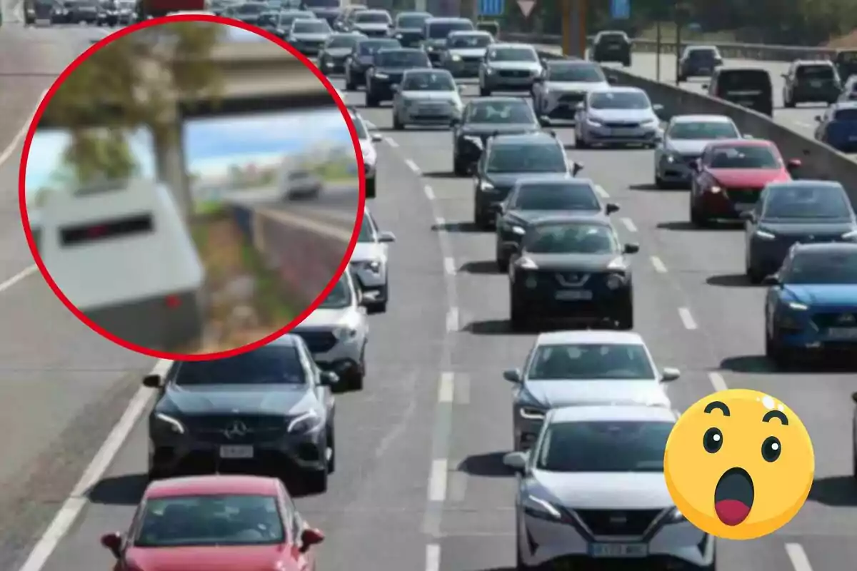 Carretera amb trànsit dens i un radar de velocitat en un cercle vermell.