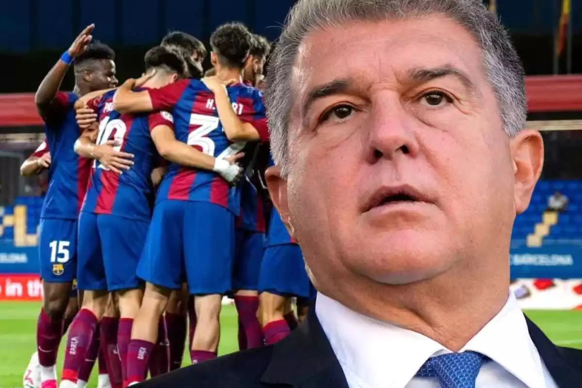 El president del Barça, Joan Laporta, en primer pla amb una foto del Barça Atlètic de Rafa Márquez.