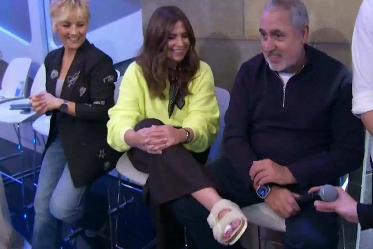 Cristina Pardo, Núria Roca i Jorge Salvador asseguts en cadires altes, dues dones i un home, estan somrient i conversant mentre Núria Roca ensenya el seu peu amb un embenat en un ambient modern i lluminós a El Hormiguero. Cristina Pardo, Núria Roca i Jorge Salvador asseguts en cadires altes, dues dones i un home, estan somrient i conversant mentre Núria Roca ensenya el seu peu amb un embenat en un ambient modern i lluminós a El Hormiguero.