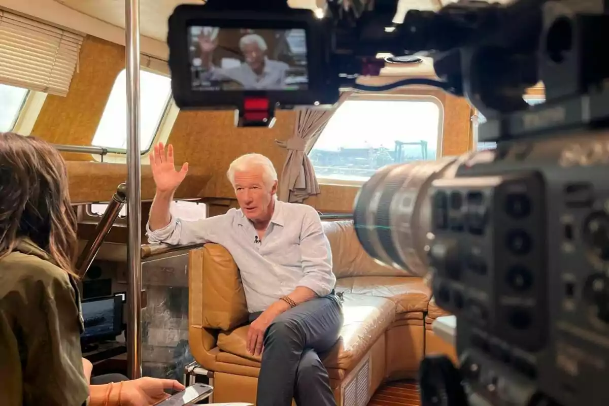 Richard Gere de cabell canós està sent entrevistat en un iot per Ana Pastor a El Objetivo, amb càmeres de gravació en primer pla. Richard Gere de cabell canós està sent entrevistat en un iot per Ana Pastor a El Objetivo, amb càmeres de gravació en primer pla.