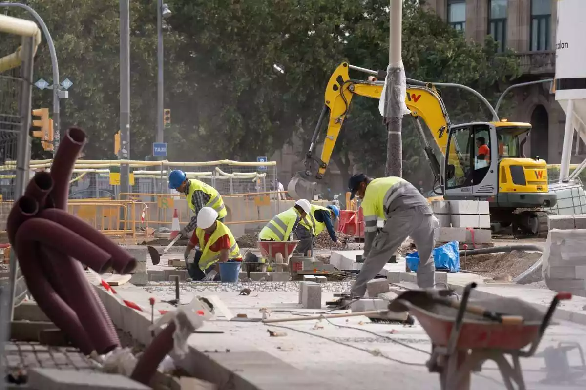 Treballadors realitzant obres a la Rambla de Barcelona, a 25 d'octubre de 2023, a Barcelona, Catalunya