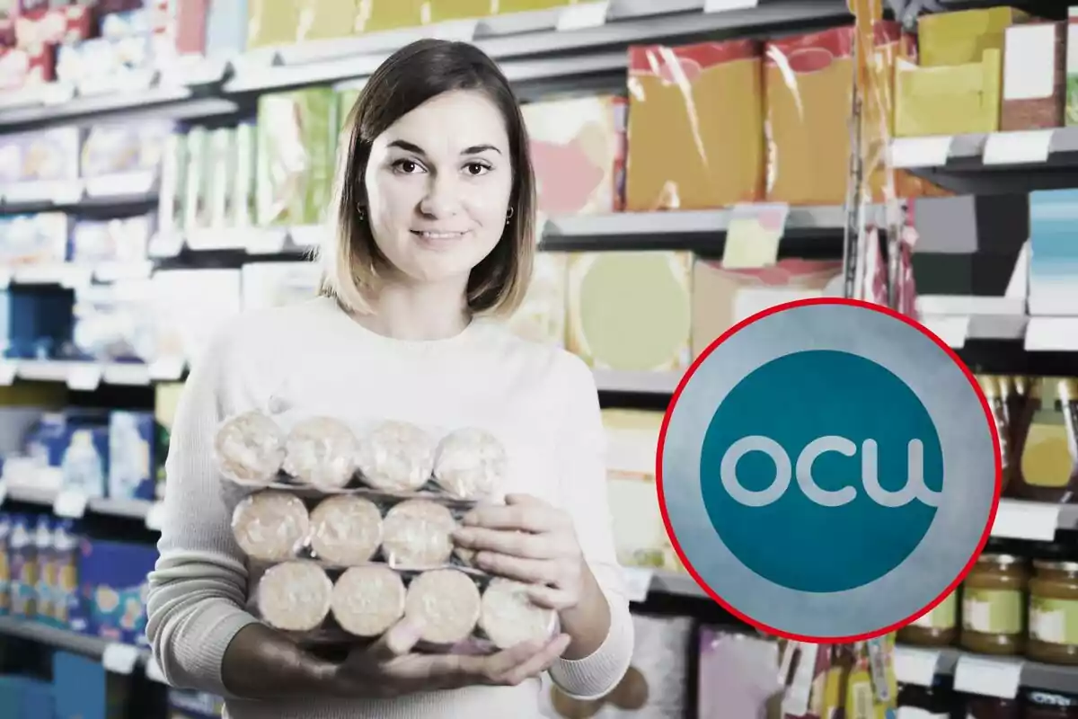 Dona sostenint diversos paquets de galetes Maria al supermercat, al costat d'ella un cercle vermell amb el logo de l'OCU