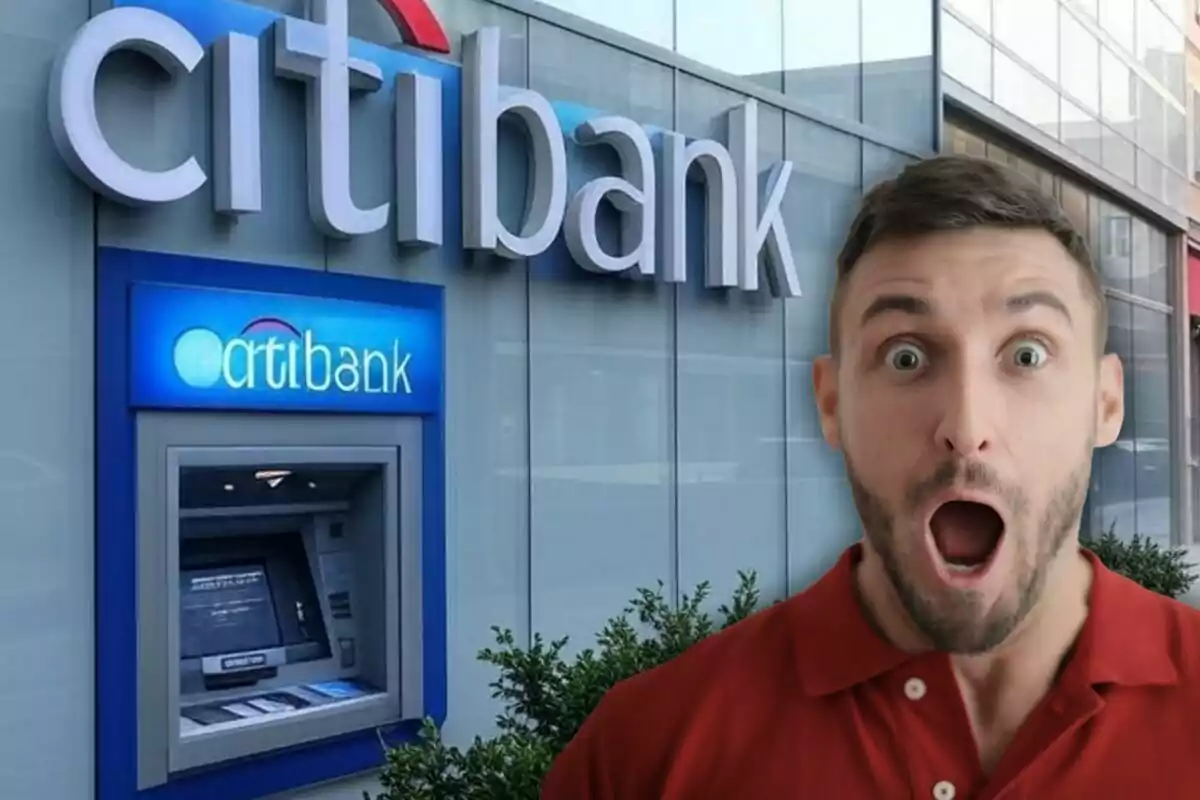 Un hombre sorprendido frente a un cajero automático de un banco.