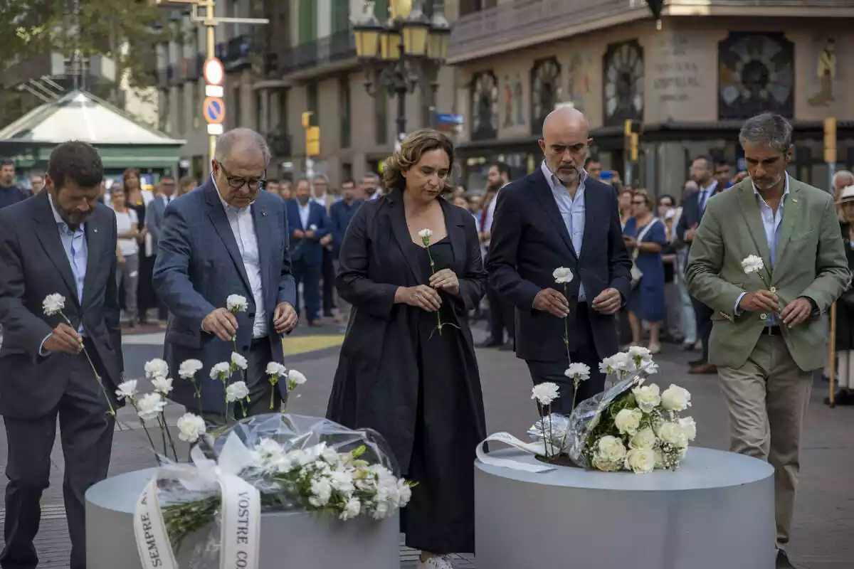 Imatge dels representants de l'Ajuntament de Barcelona, amb la seva alcaldessa Ada Colau al capdavant, fent una ofrena floral a l'homenatge a les víctimes de l'atemptat islamista a les Rambles de Barcelona