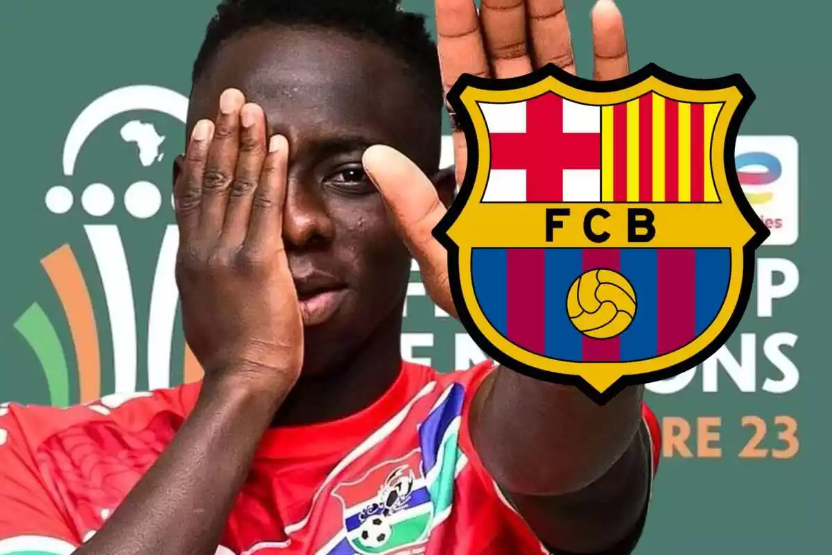 Yankuba Minteh tapant-se un ull amb la mà i aguantant l'escut del FC Barcelona amb l'altra