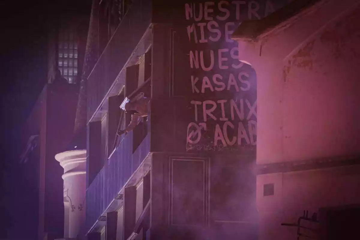 Imagen de un okupa lanzando piedras a los Mossos en un desalojo