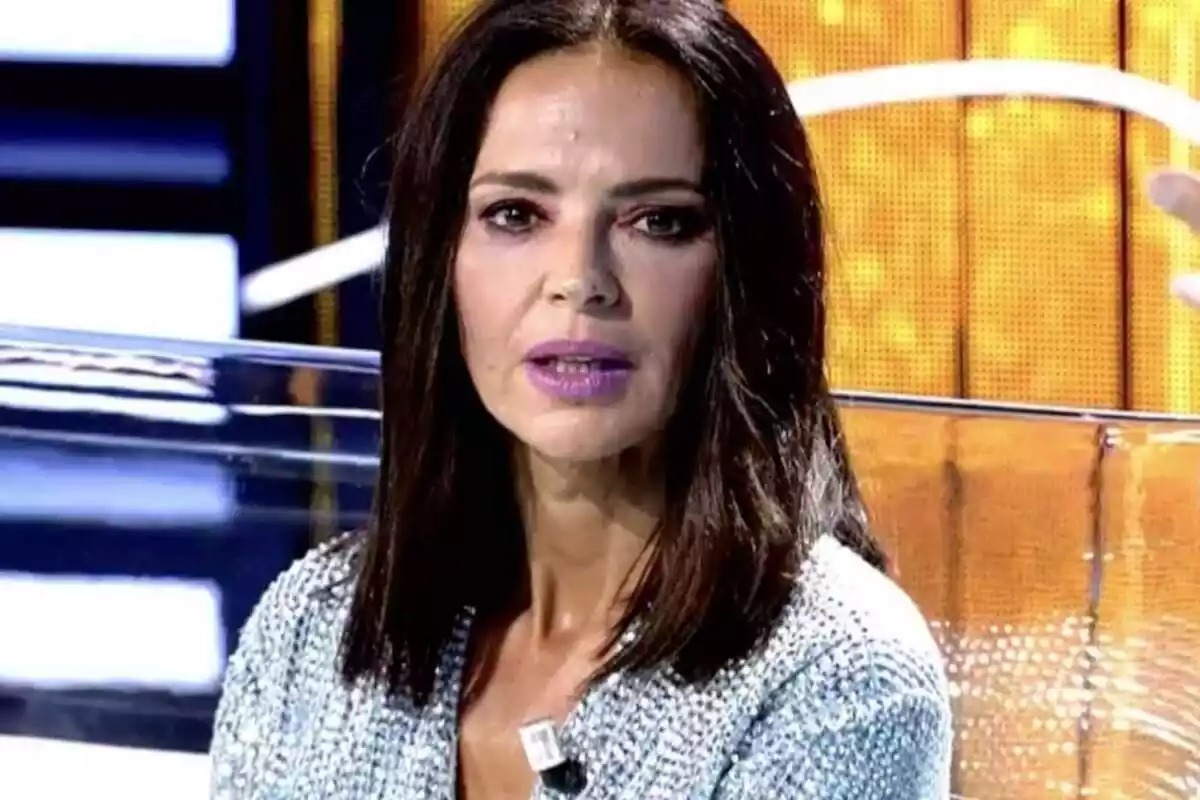 Olga Moreno amb cara d'ensurt asseguda en un plató de Telecinco