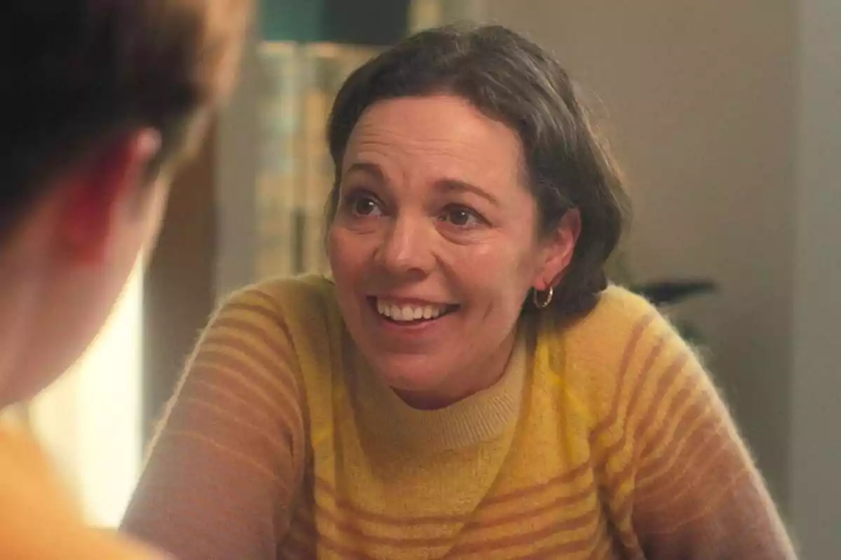 Captura de Olivia Colman en la segunda temporada de Heartstopper de Netflix