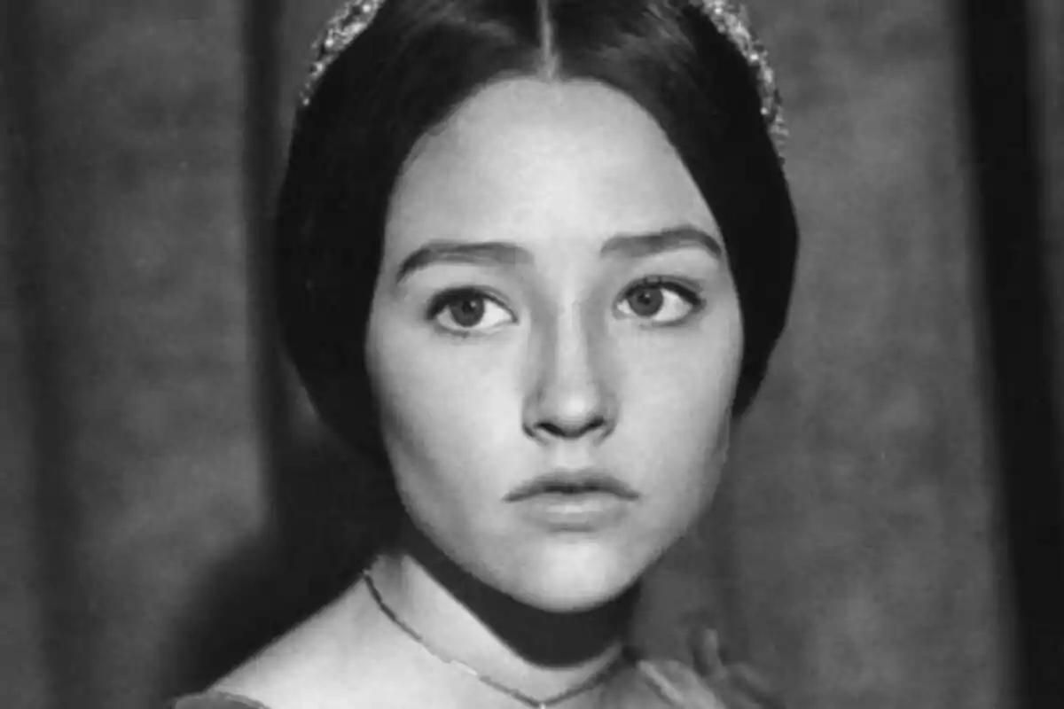 Olivia Hussey Eisley de jove amb expressió seriosa i cabell fosc recollit, en una fotografia en blanc i negre.