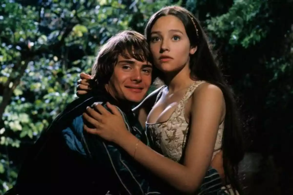 Olivia Hussey Eisley i un home joves abraçant-se en un entorn natural.