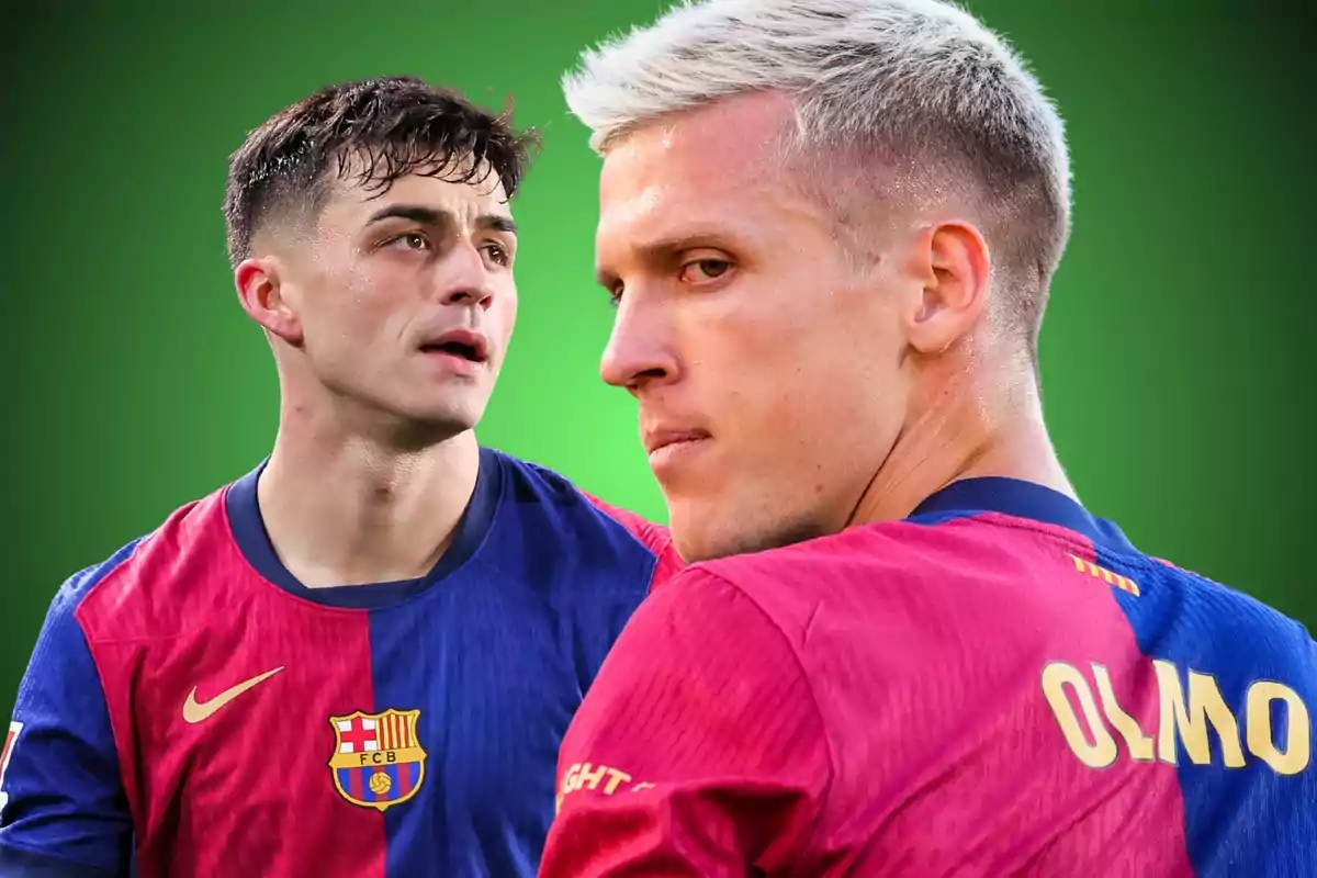 Dos futbolistes amb l’uniforme del FC Barcelona sobre un fons verd