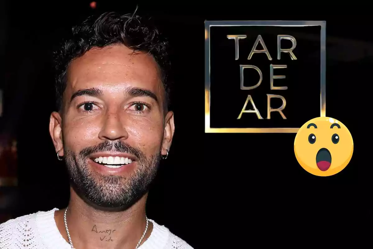 Omar Sánchez amb barba i cabell arrissat davant d'un fons negre amb el text "TARDEAR" i un emoji sorprès.