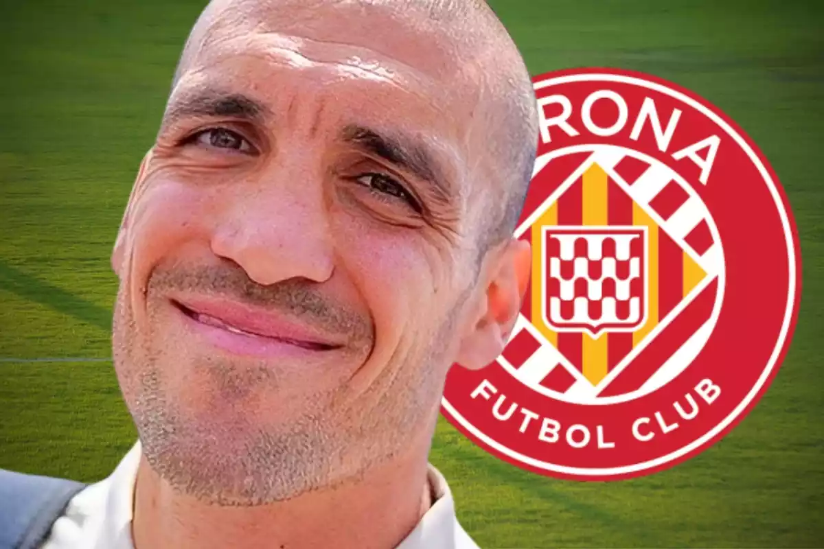 Oriol Romeu amb un gran somriure davant de l'escut del Girona