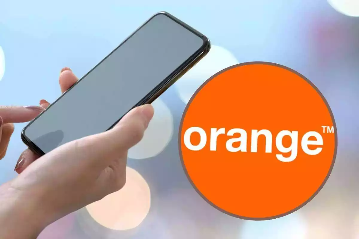 Muntatge amb el logotip d'Orange i de fons una persona amb un mòbil a la mà