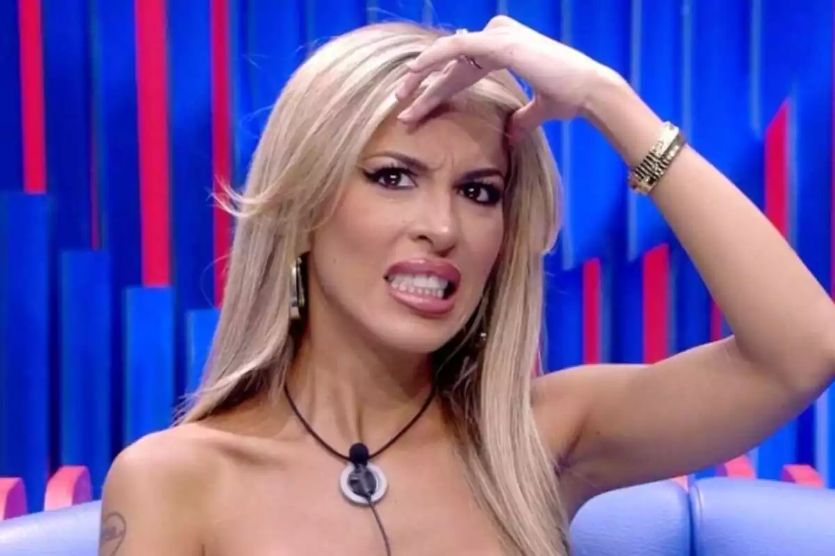 Oriana con cara de asco en el confesionario de GH VIP