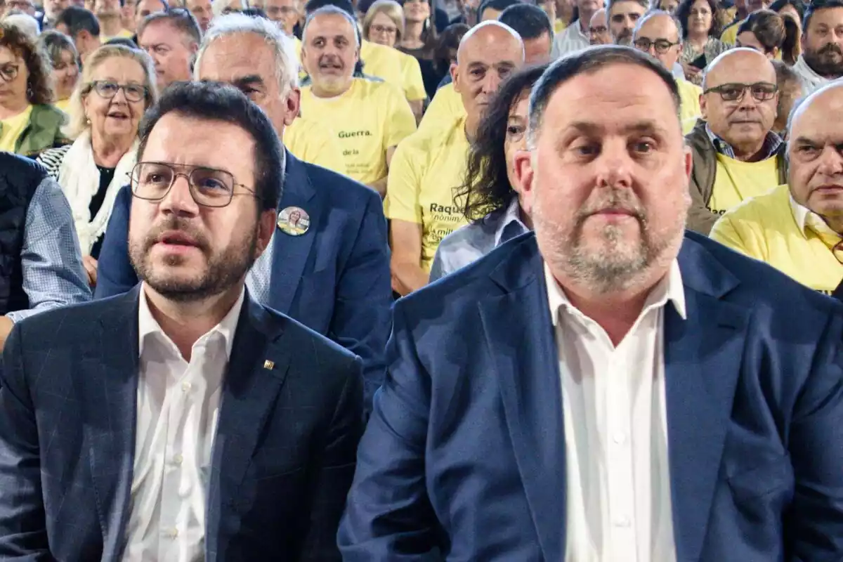 Plànol curt de Pere Aragonès i Oriol Junqueras amb rostre seriós