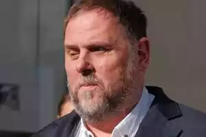 Primer pla d'Oriol Junqueras mirant a terra amb cara de circumstàncies