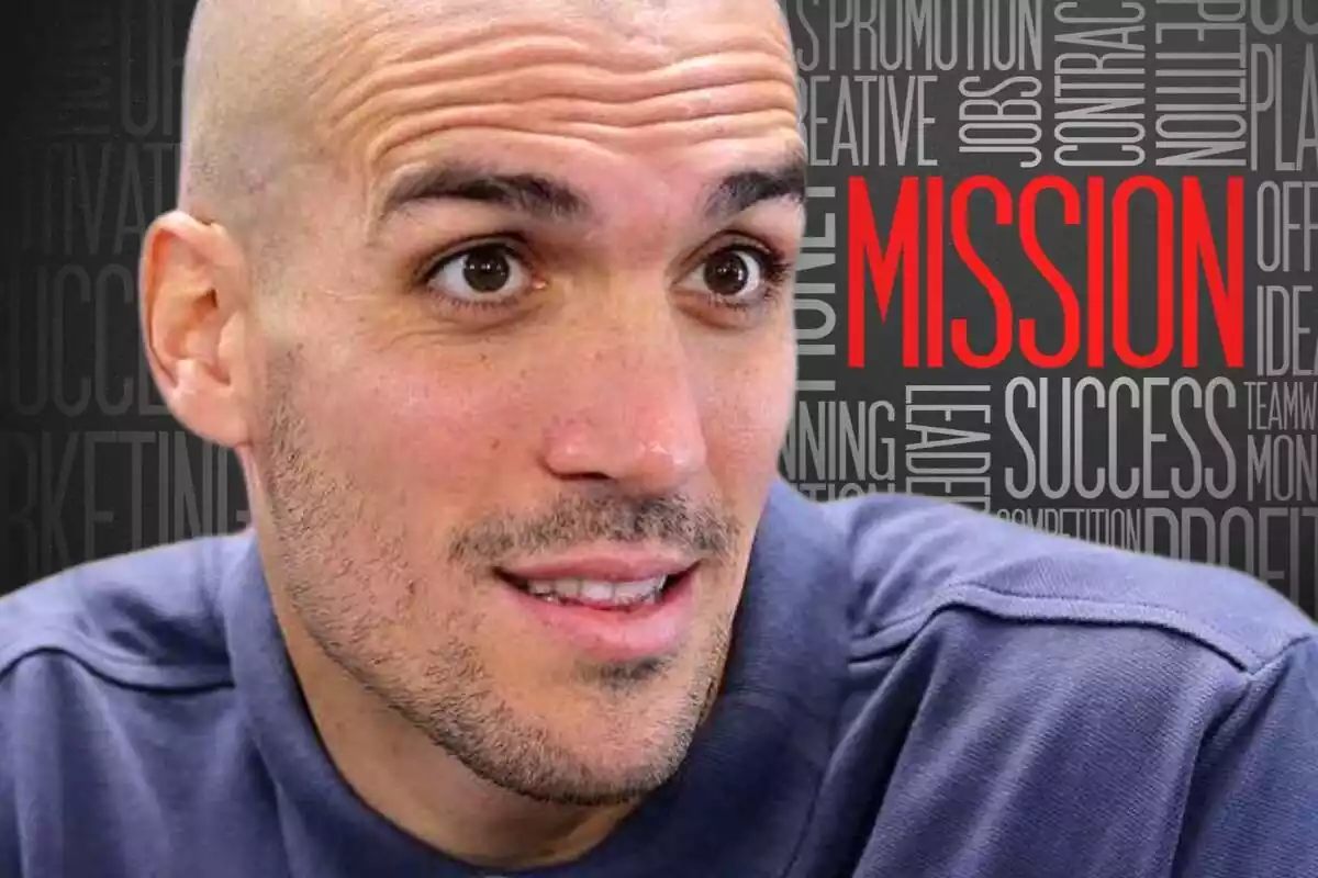 Oriol Romeu mirant a un costat amb cara de sorpresa al costat d'un fons amb la paraula anglesa mission