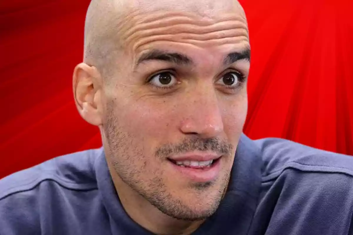 Oriol Romeu a primer pla amb cara de sorpresa al costat d'un fons vermell