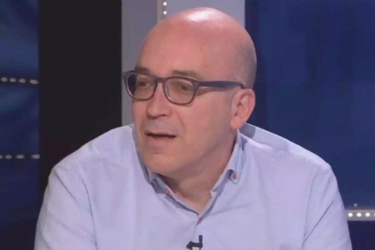 Pla mitjà d'Oriol Soler, amb ulleres i camisa blava, parlant en una intervenció a la televisió