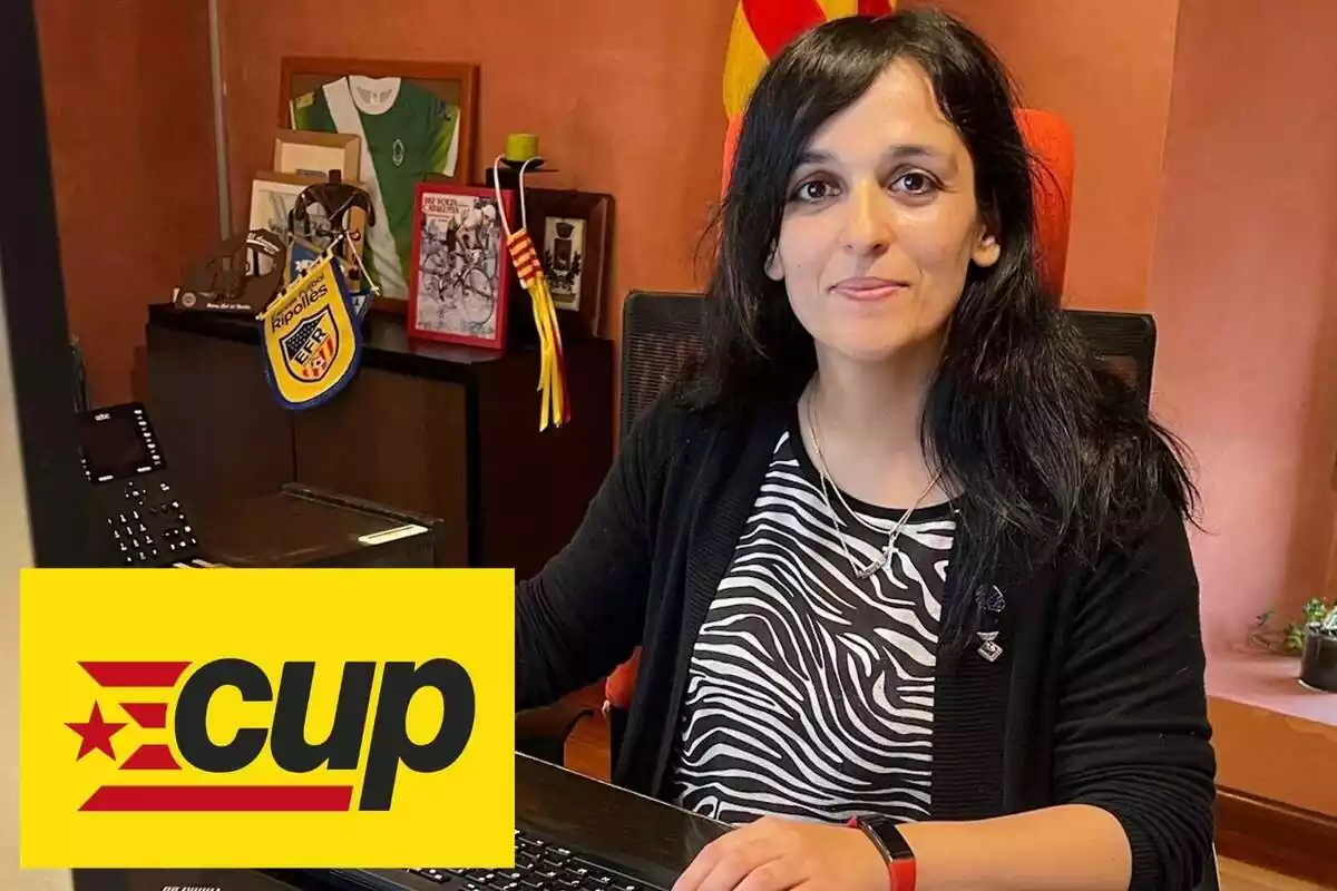Foto de sílvia Orriols al seu despatx amb el logo de la CUP