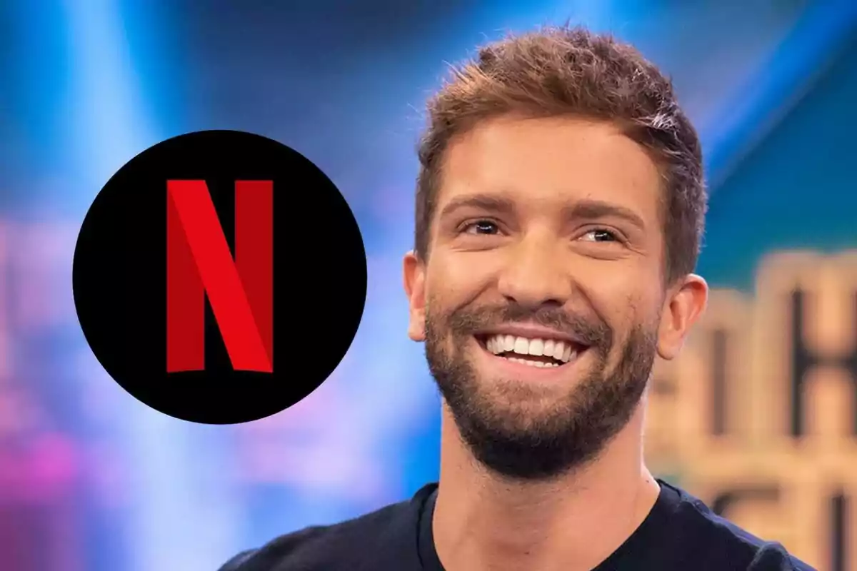 Pablo Alborán somrient amb barba i cabell curt al costat del logotip de Netflix en un fons colorit.