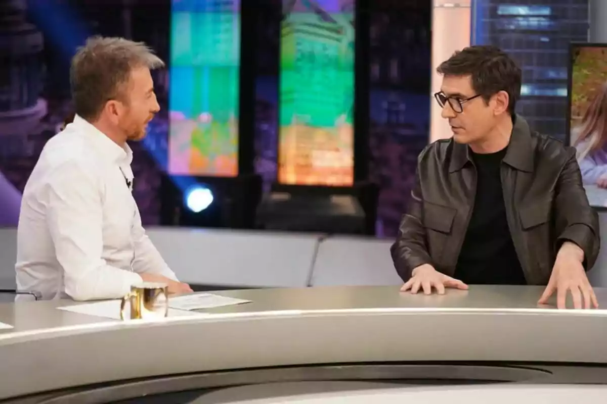 Juanra Bonet i Pablo Motos conversant a 'El Hormiguero' amb pantalles acolorides de fons. Juanra Bonet i Pablo Motos conversant a 'El Hormiguero' amb pantalles acolorides de fons.