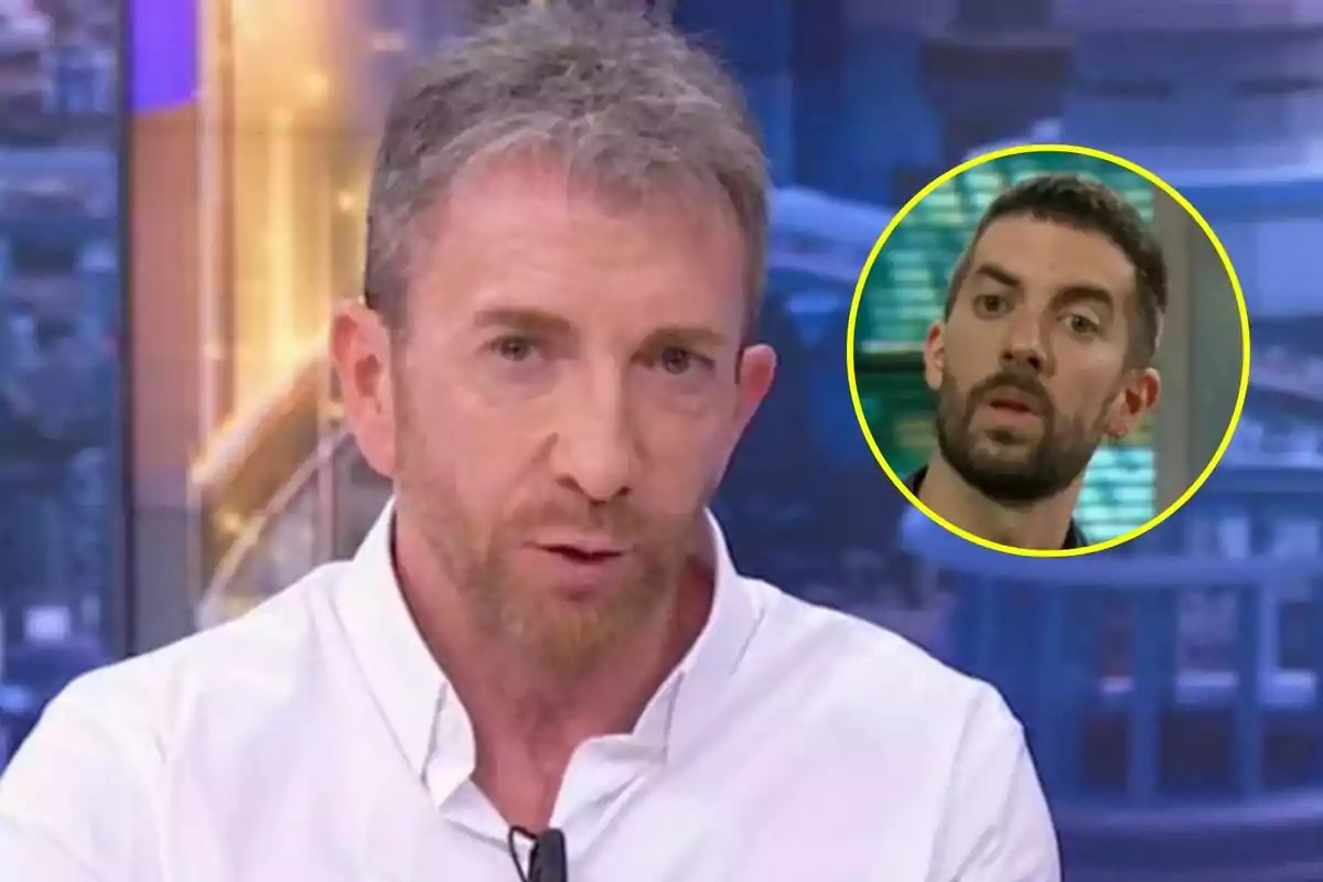 Pablo Motos amb camisa blanca parlant a El Hormiguero amb un requadre que mostra David Broncano a La Revuelta en el fons.