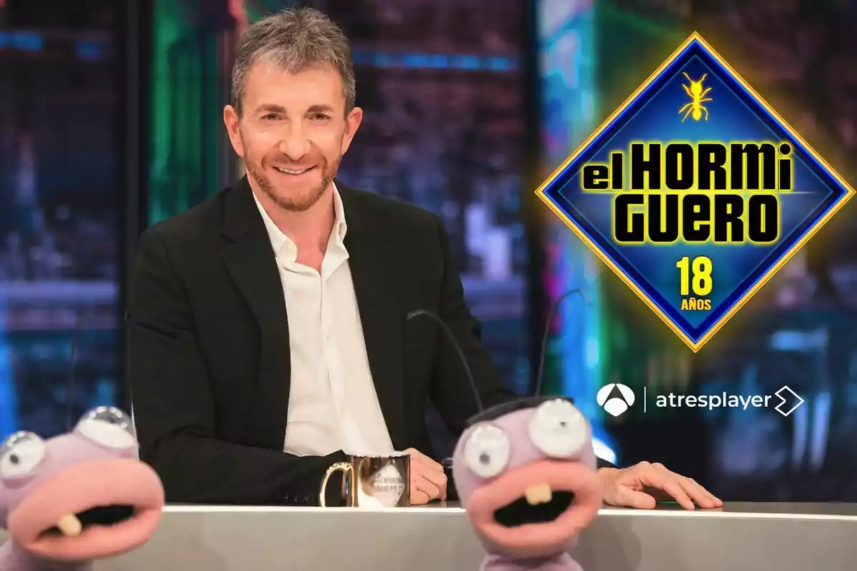 Fotografia promocional d'El Hormiguero de Pablo Motos al costat de les formigues a Antena 3