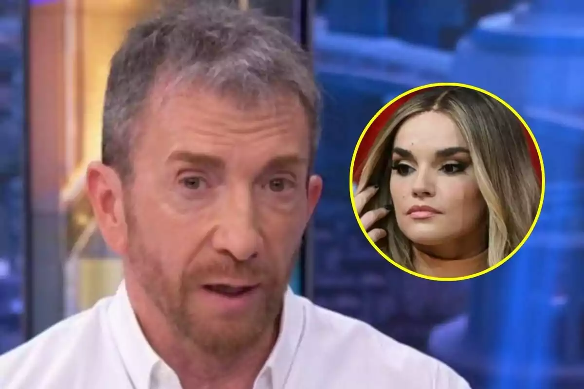 Pablo Motos de cabell curt i barba parlant a El Hormiguero amb la imatge de la Melody jove en un cercle groc a la cantonada superior dreta