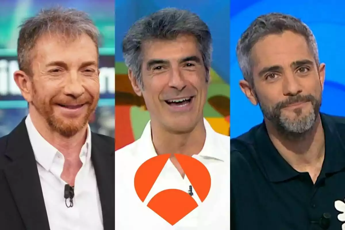 Pablo Motos, Jorge Fernández i Roberto Leal somrients en primer pla amb el logotip d’Antena 3 al centre sobre un fons acolorit